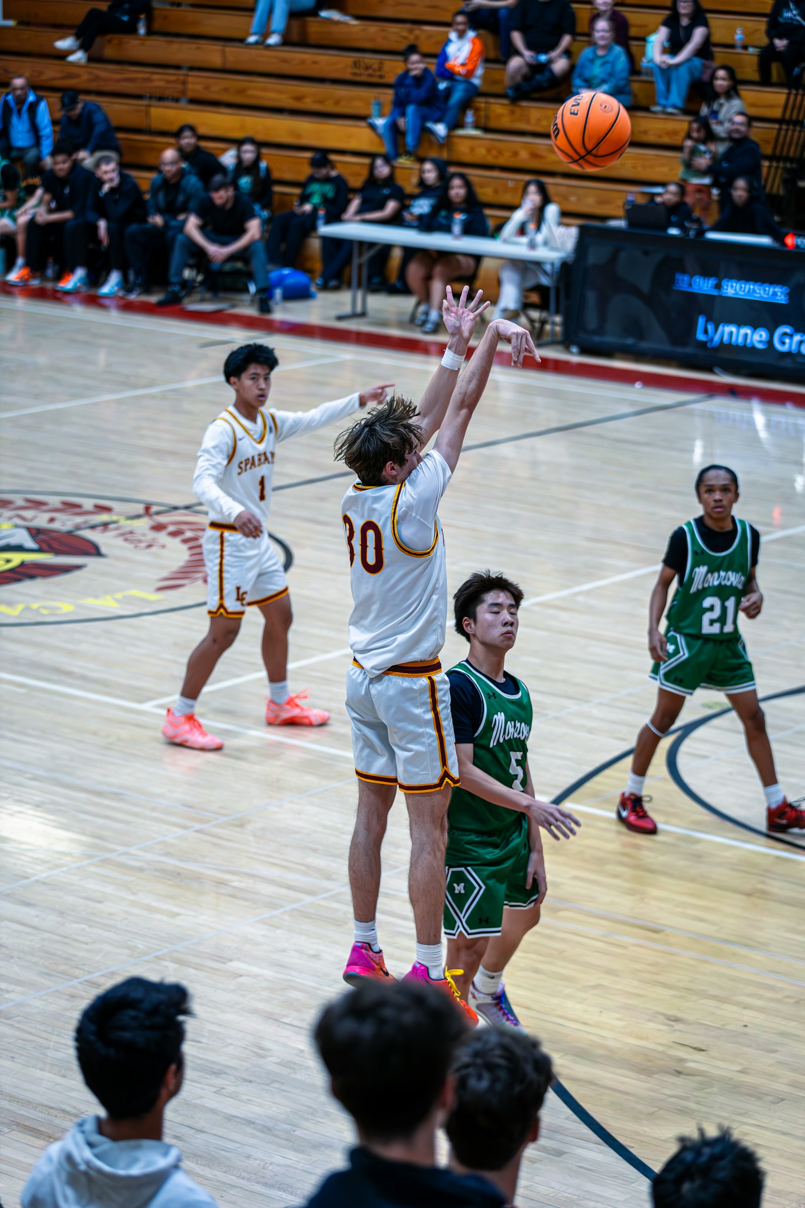 Jugendliche beim Basketballspiel in der Halle