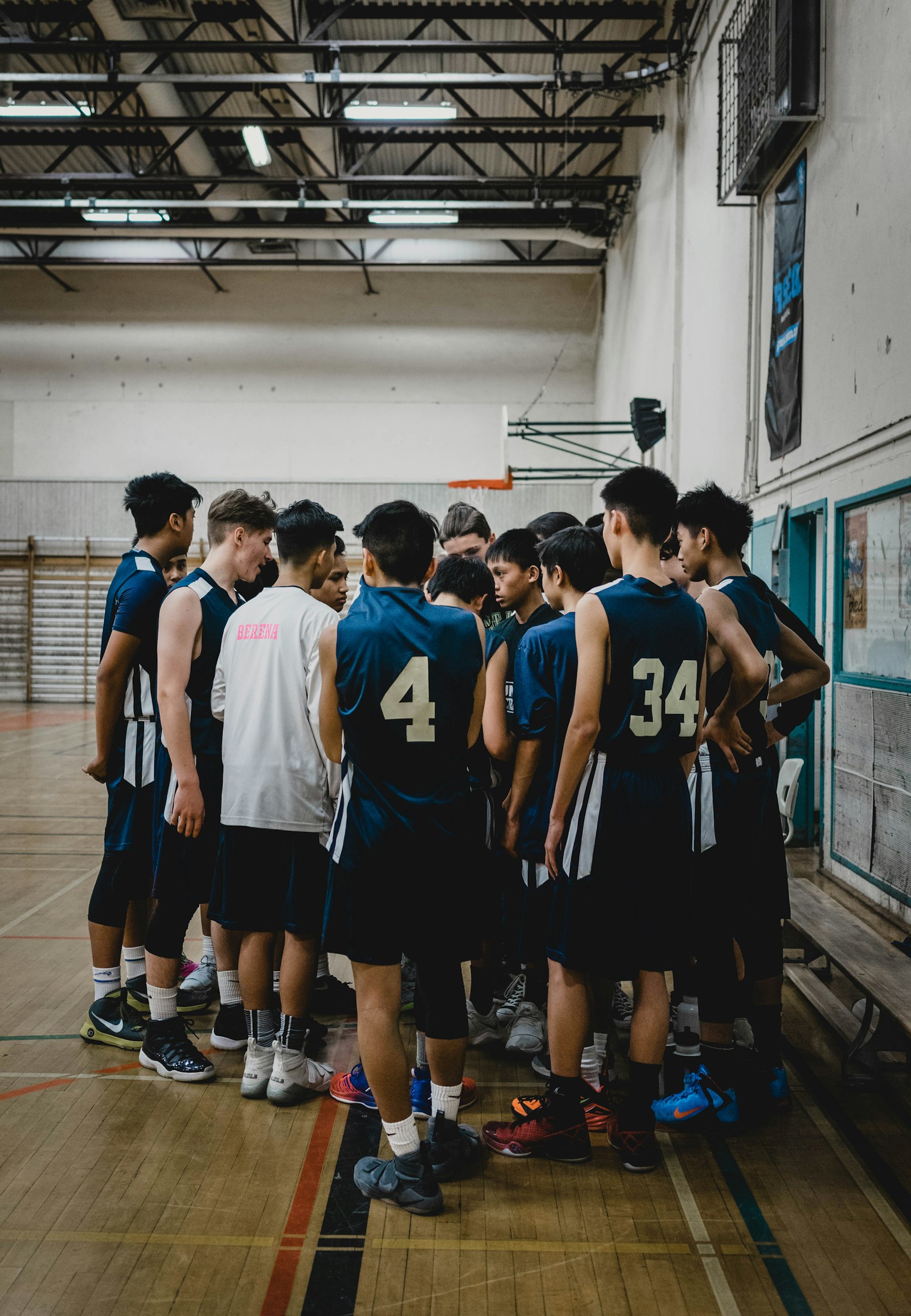 Jugend-Basketballteam steht im Kreis zusammen